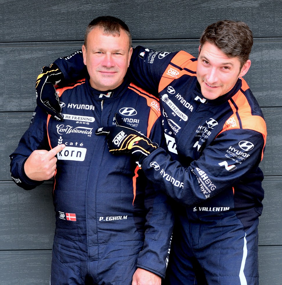 Simon Vallentin og Peter Egholm ser frem til det planlagte comeback i Dansk Super Rally, når det danske team får den helt nye i20 N RC2 leveret fra Hyundai Motorsport Europe i Alzenau
(Foto: MD/specialpress@gmail.com)